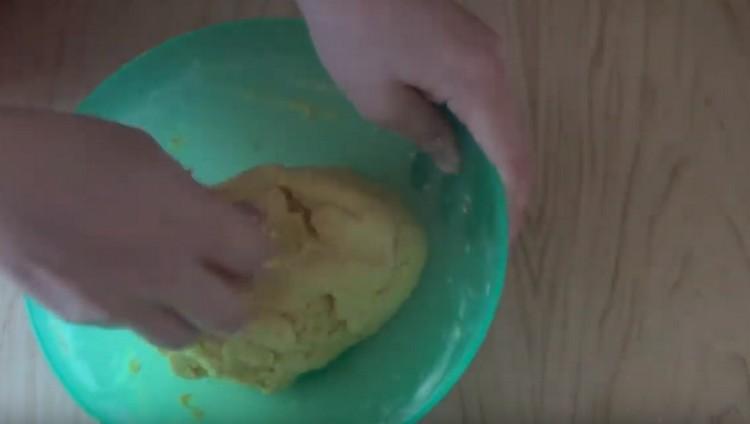 The dough should not be tight, but rather soft and elastic.