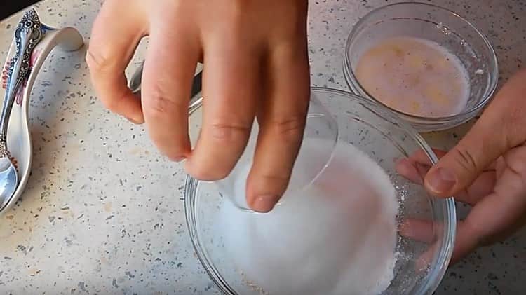 Para preparar las migas, combine la harina con el azúcar.