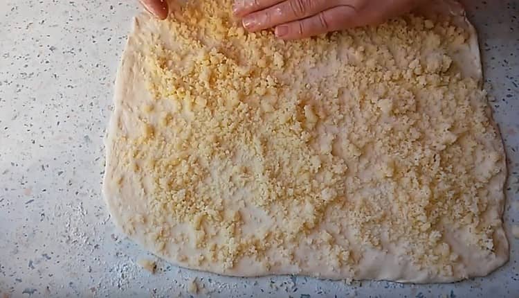 Sprinkle the whole layer of dough with crumbs.