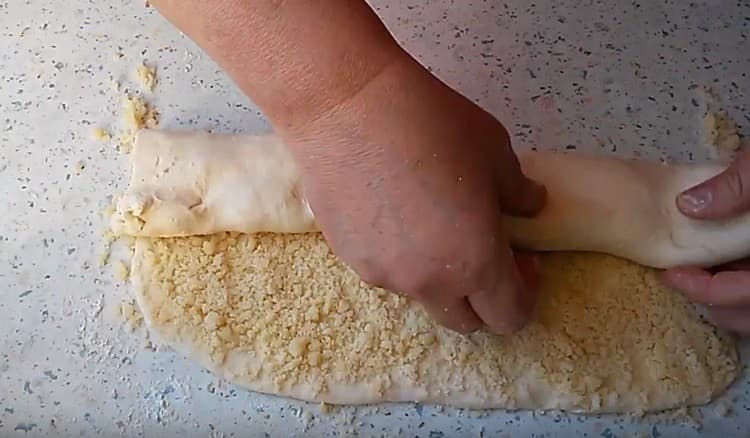 Pliez la pâte avec un rouleau.