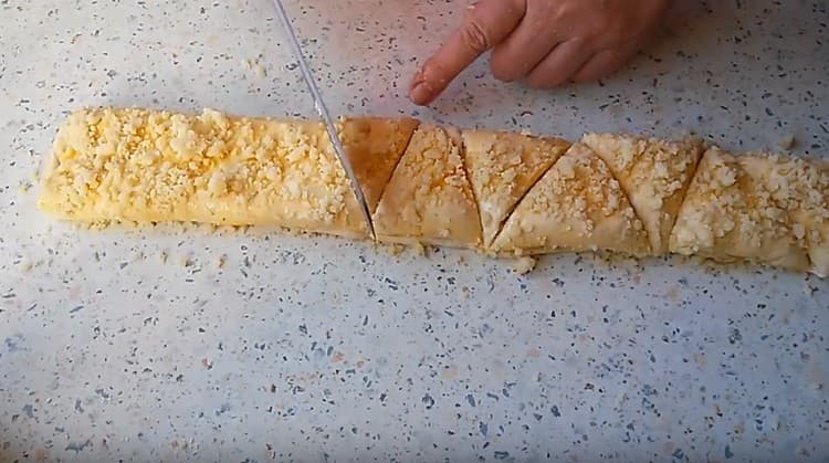 Saupoudrer la pièce avec les miettes restantes et couper en triangles.