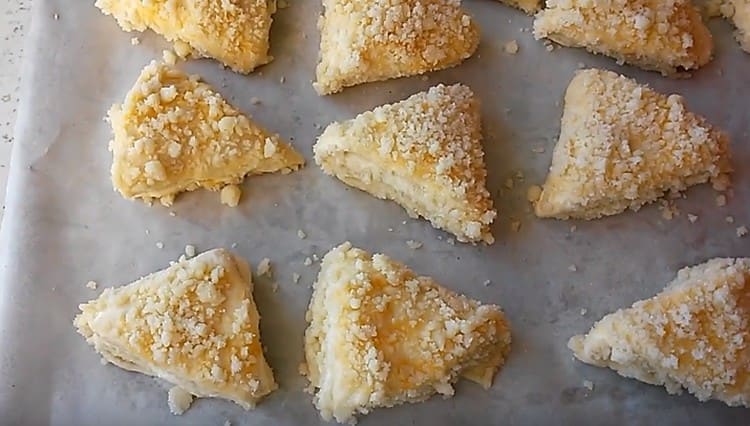 Pon las galletas en una bandeja para hornear cubierta con pergamino y ponlas en el horno.