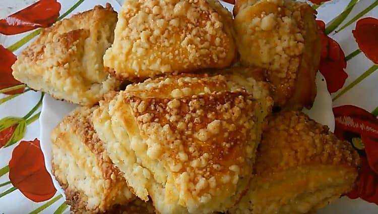 Les biscuits à base de pâte à levure feuilletée sont riches et tendres.