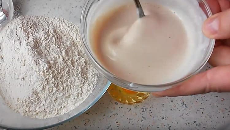 Pour yeast with kefir.