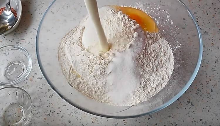 Knock the egg into the flour, add the kefir.