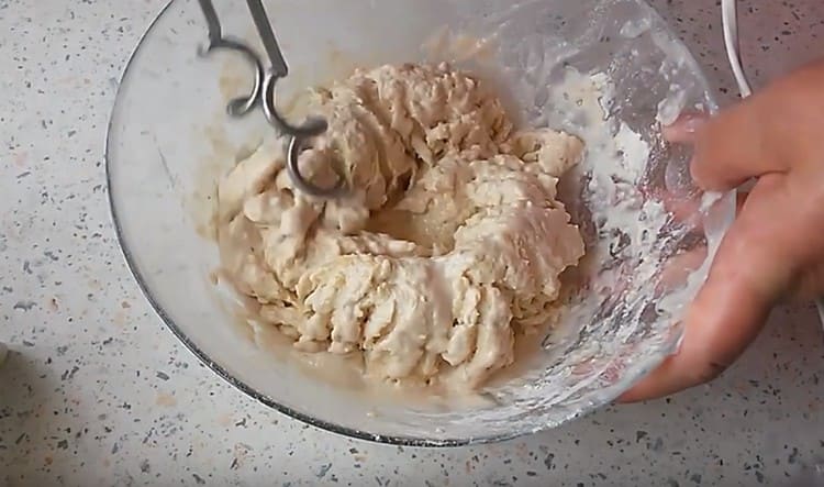 Maintenant, la pâte est mélangée avec un mélangeur.