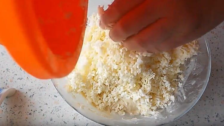 Ajoutez le beurre râpé à la pâte.