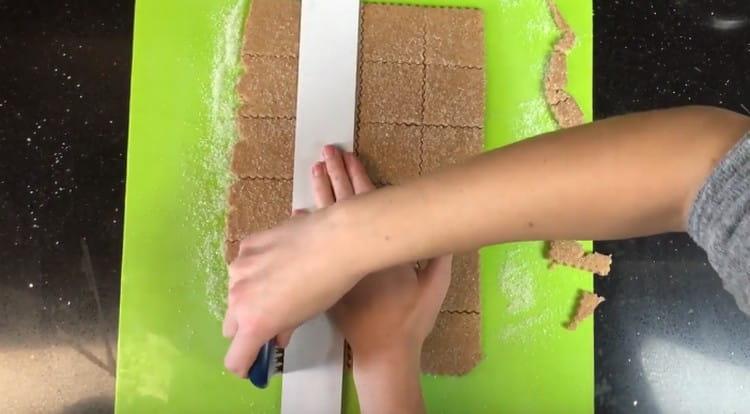 Couper la pâte en carrés avec un couteau à poils bouclés.