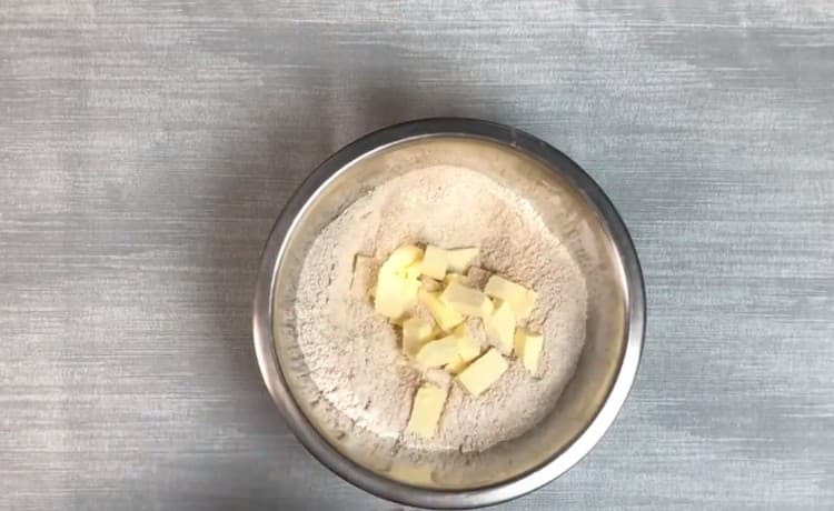 Ajoutez le beurre ramolli coupé en morceaux.