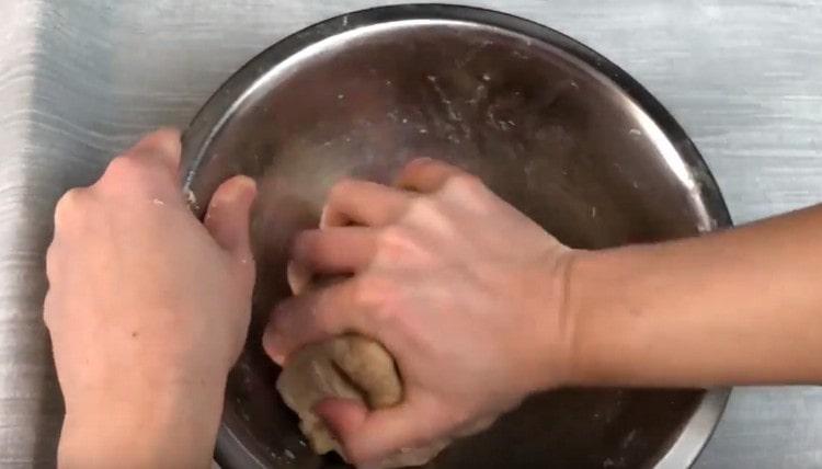 Ajouter de l'eau et pétrir une pâte plutôt serrée.