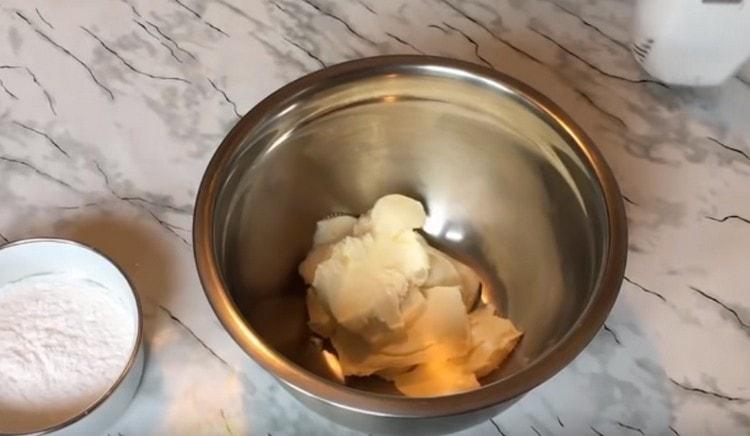 Omekšali maslac stavite u zdjelu.