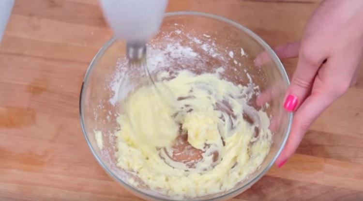 Batir la mantequilla con el azúcar.
