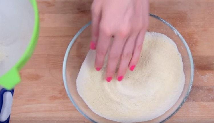 Mix the sifted powder and flour.