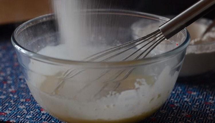 Sift the flour to the liquid components and knead the dough that does not stick to the hands.