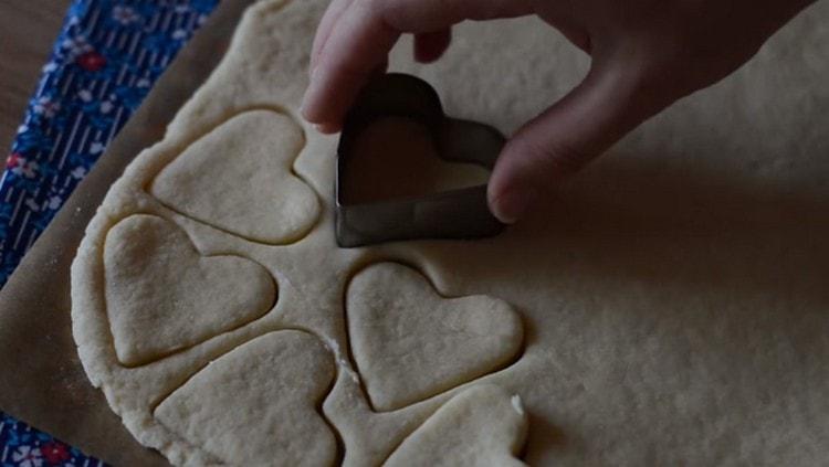 Pinutol namin ang mga cookies mula sa kuwarta na may mga cutter ng cookie.