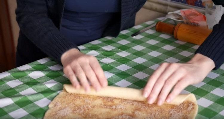 Rouler doucement la pâte en un rouleau serré.