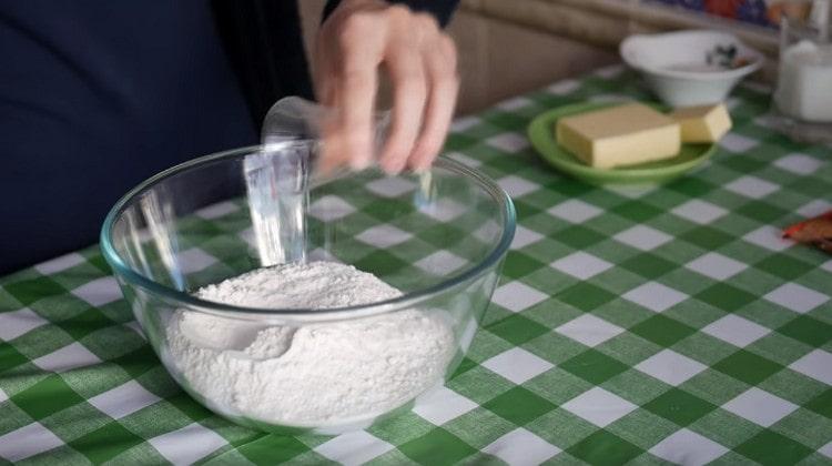 Prosijte brašno u zdjelu, dodajte mu sol i promiješajte.