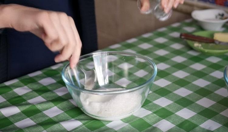 Nous ajoutons de la soude et du sucre au kéfir, mélangez.