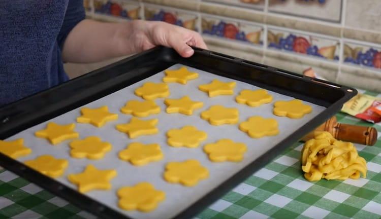 We spread the cookies on a baking sheet covered with parchment, and send them to the oven.