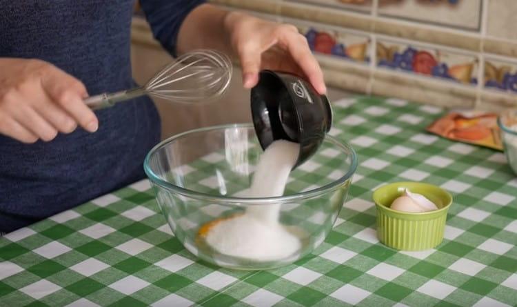 Combine the eggs and sugar in a bowl and grind with a whisk.