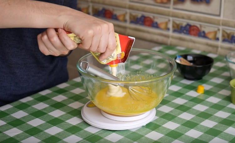 Nous introduisons de la mayonnaise dans la masse.