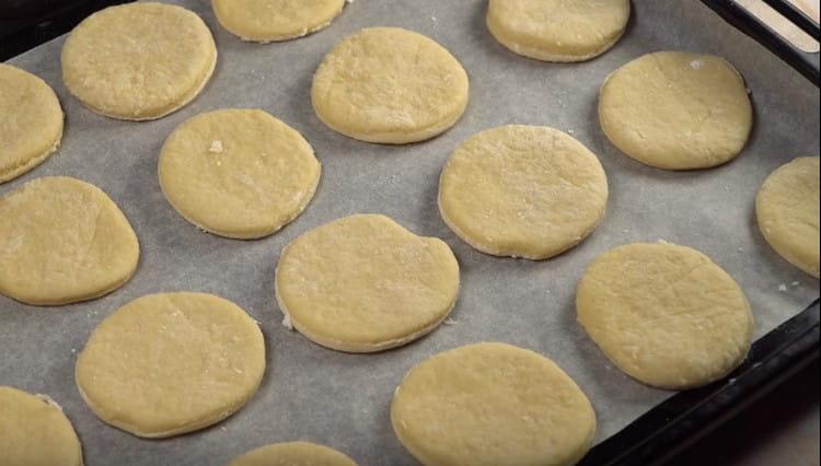 Distribuimos las futuras galletas en una bandeja para hornear cubierta con papel de hornear.