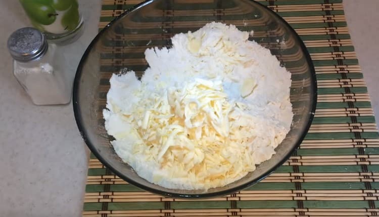 Râpez le beurre directement dans la farine.