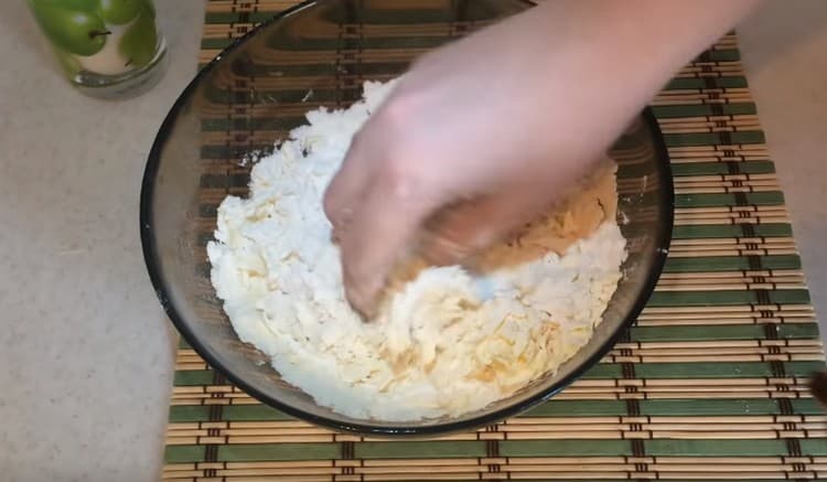 Broyer le beurre avec de la farine.