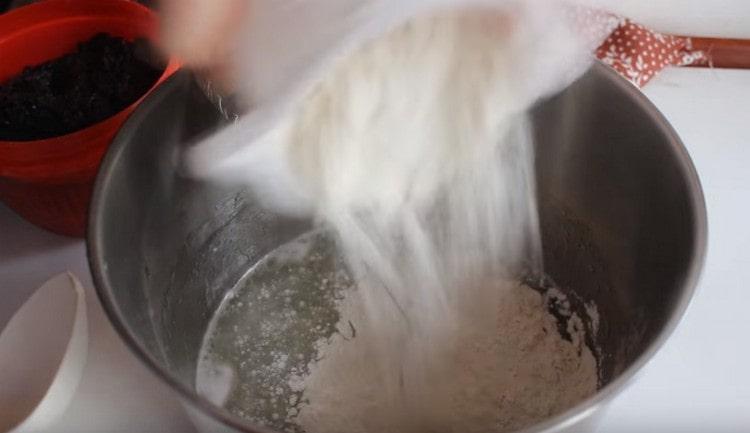 Introducimos la harina en partes y mezclamos.