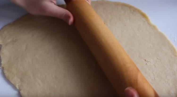 Roll out the finished dough into a layer.