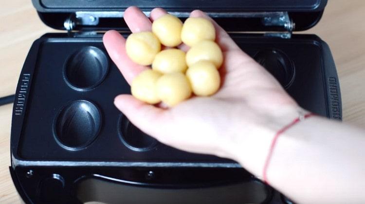 Nous roulons des petites boules de la pâte.