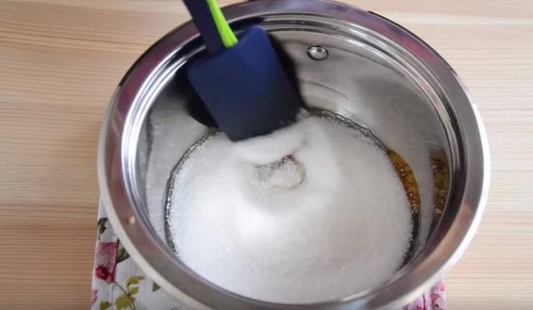 Para preparar el relleno en una cacerola, derrita el azúcar.