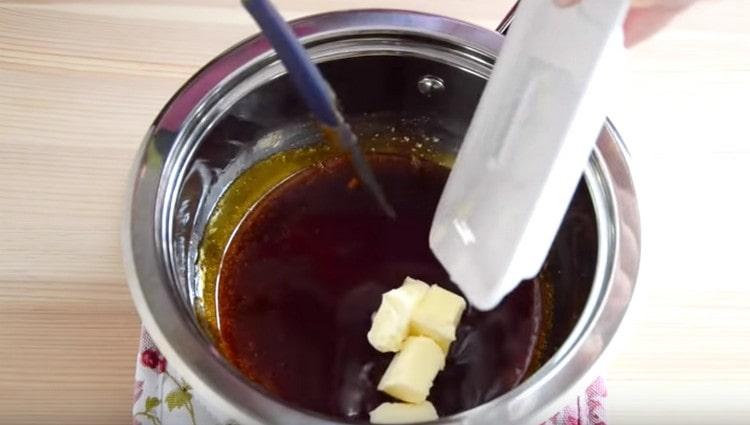 Dodajte maslac rastopljenom šećeru.