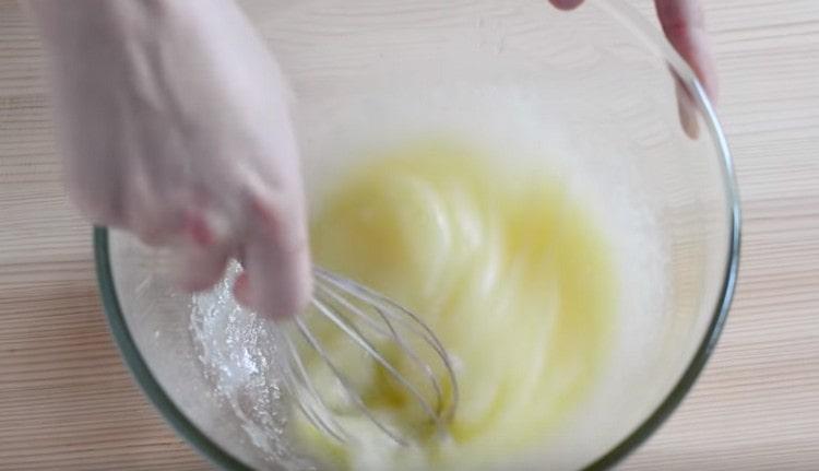 Mezcle los huevos con el batidor de azúcar.
