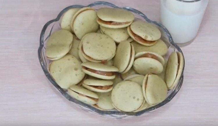 Such cookies with boiled condensed milk pleasantly diversifies the tea party.