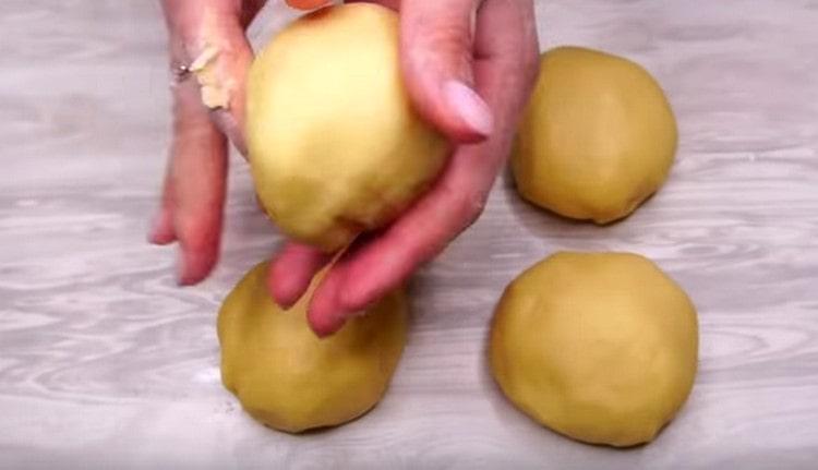 divide the dough into 4 parts and roll a ball from each of them.