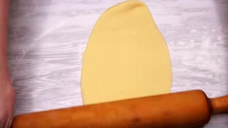 Rouler délicatement chaque partie de la pâte en un long ovale.
