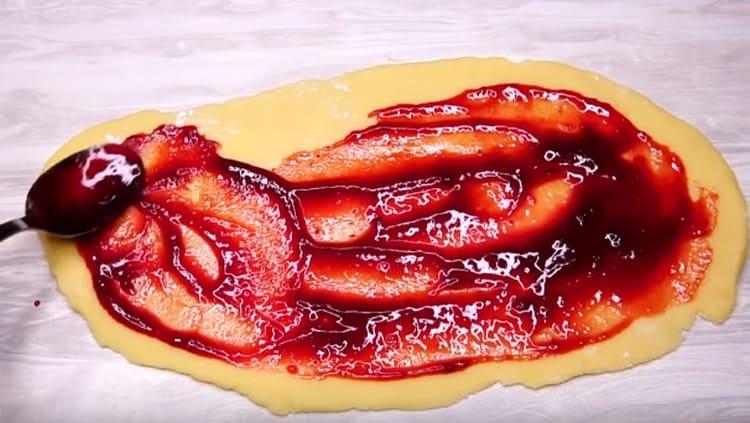 Lubricate the dough with jam.