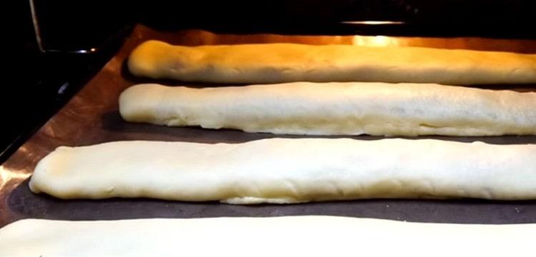 We spread the resulting rolls on a baking sheet and put in the oven.