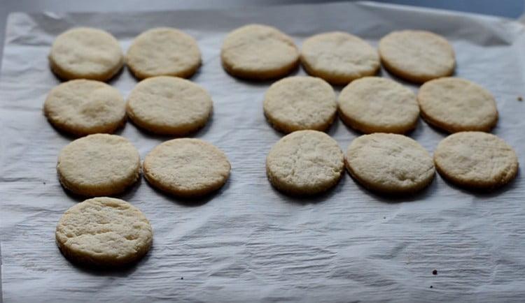 Dichas galletas se hornean rápidamente, debe permanecer liviano.