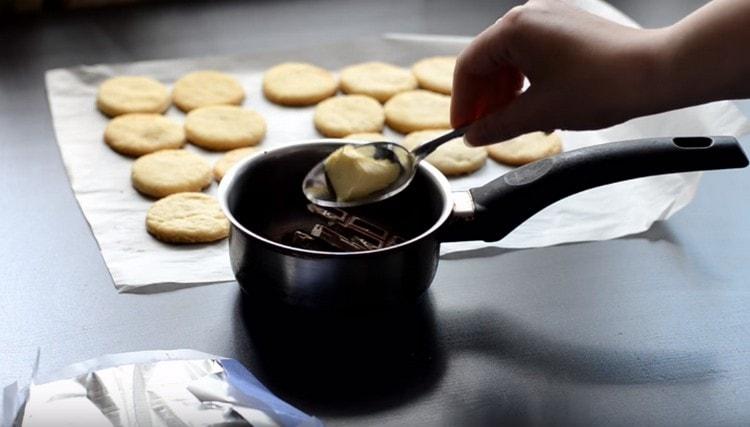 Pour la préparation du glaçage, nous prenons du chocolat et du beurre.