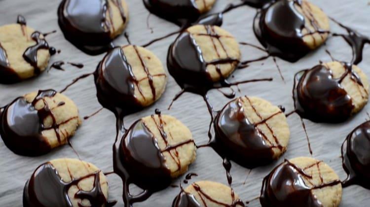 Las galletas con glaseado son muy bonitas.