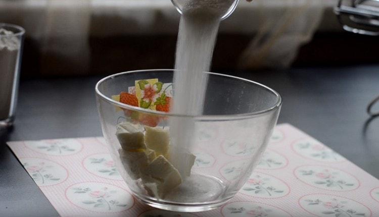 Étaler le beurre ramolli dans un bol, ajouter le sucre.