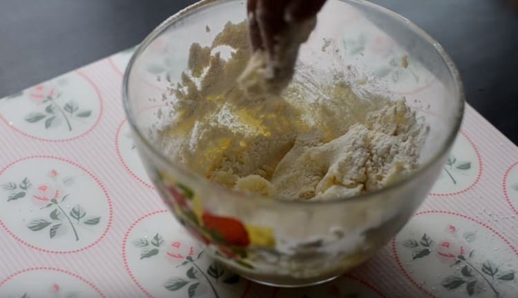 Tamizar la harina en la masa de aceite, comenzar a amasar la masa.