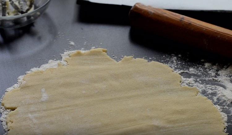 Abaisser la pâte finie avec un rouleau à pâtisserie.