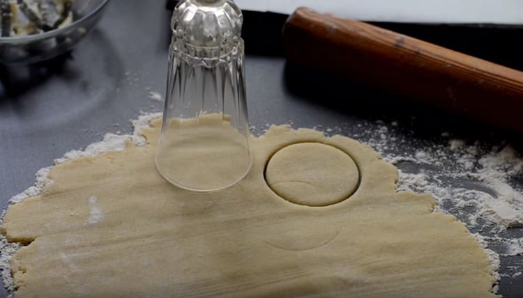 Presser les biscuits dans un verre ou une forme.