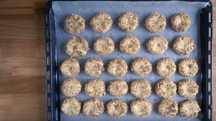 Les biscuits sont cuits rapidement et prennent une teinte dorée.