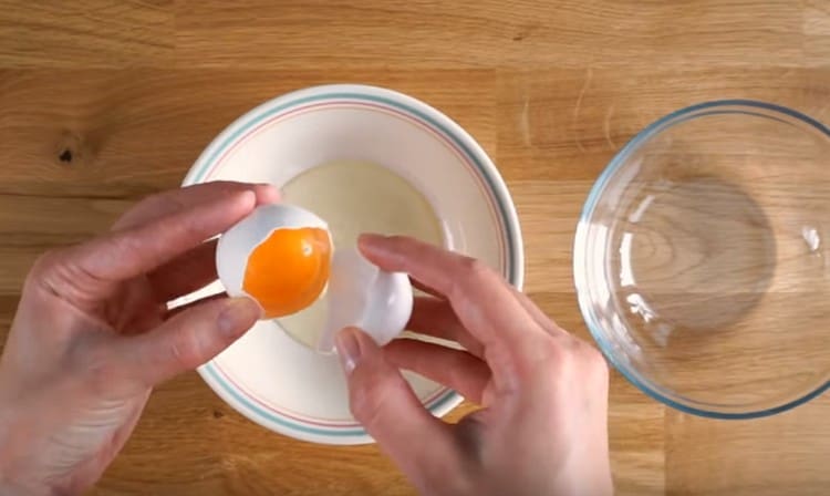 Jaja dijelimo na bjelančevine i žumanjke.
