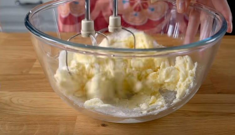 Maslac sa šećerom umutite mikserom.