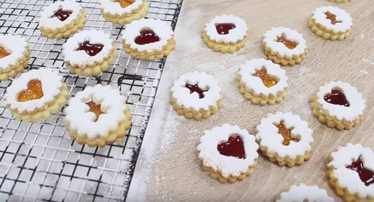 Here is a beautiful cookie with jam can be prepared for the holiday.